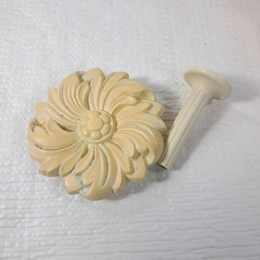 Vintage Kirsch Floral Medallion Curtain Drapery tieback holdback white cream‎
